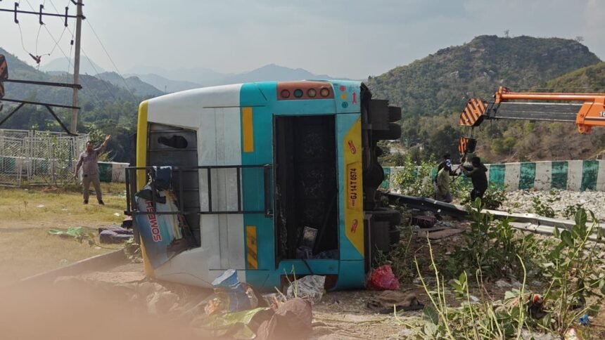 અંબાજી પાસે અકસ્માતમાં સૌરાષ્ટ્રના 30 મુસાફરો ઘવાયા