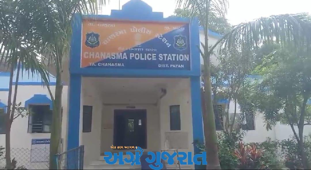 ચાણસ્માના ધિણોજ ગામ પાસે પલટી મારેલ ગાડી માંથી વિદેશી દારૂ બીજી ગાડીમાં ભરતી સમયે S.M.C ત્રાટકી.1.54 લાખનો દારૂ ઝડપી લીધો