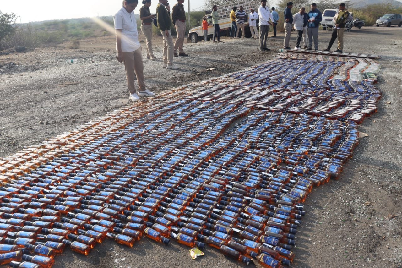 વાંકાનેર પોલીસે ઝડપાયેલા દારૂના જથ્થાનો નાશ કર્યો