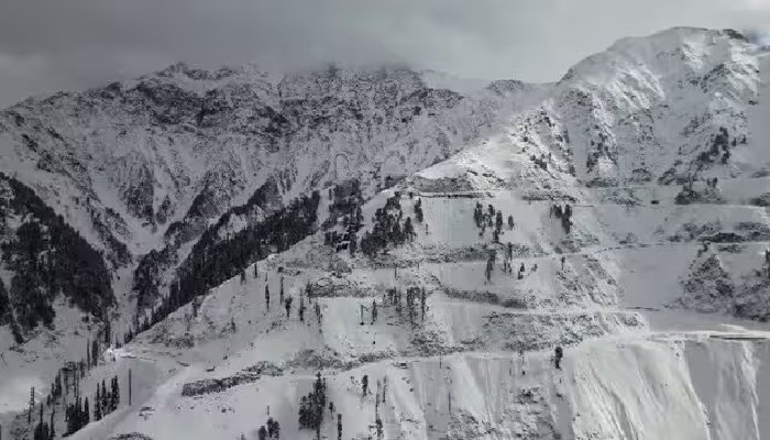 કાશ્મીરે ઓઢી બરફની ચાદર, ચોતરફ નયનરમ્ય નજારા