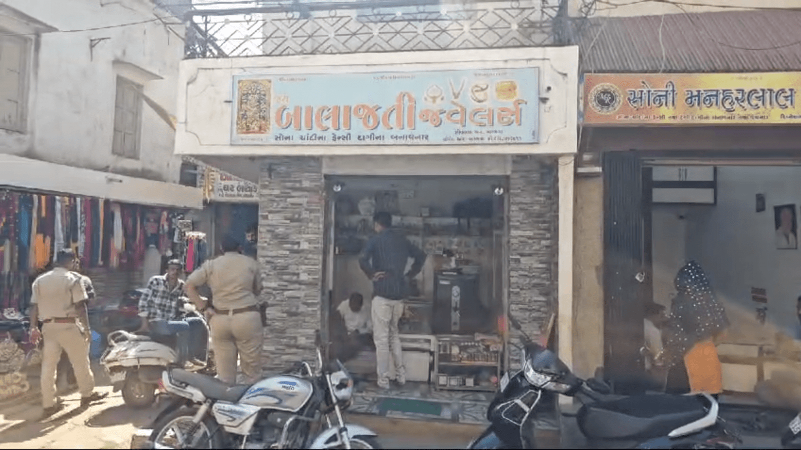 વેપારીઓ સાવધાન : વાંકાનેર શહેરની મેઇન બજારમાં બે જ્વેલર્સની દુકાનોમાંથી નજર ચૂકવી રૂ. સાડા ચાર લાખના સોનાના દાણાની ચોરી કરી મહિલાઓ ફરાર….