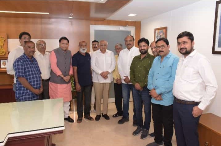 રાજ્યના મુખ્યમંત્રીશ્રીને સિધ્ધપુર શ્રી અરવડેશ્ર્વર મંદિર શિખર પ્રતિષ્ઠામાં પધારવા આમંત્રણ