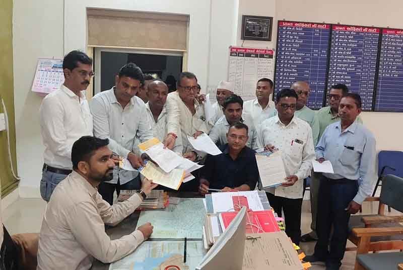 વેરાવળમાં ખારવા અને કોળી સમાજે રેલી કાઢી આવેદનપત્ર પાઠવ્યુ