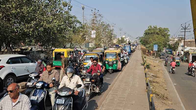 સાંઢિયાપુલ ઉપર ટ્રાફિક જામ : જબ્બર અરાજકતા