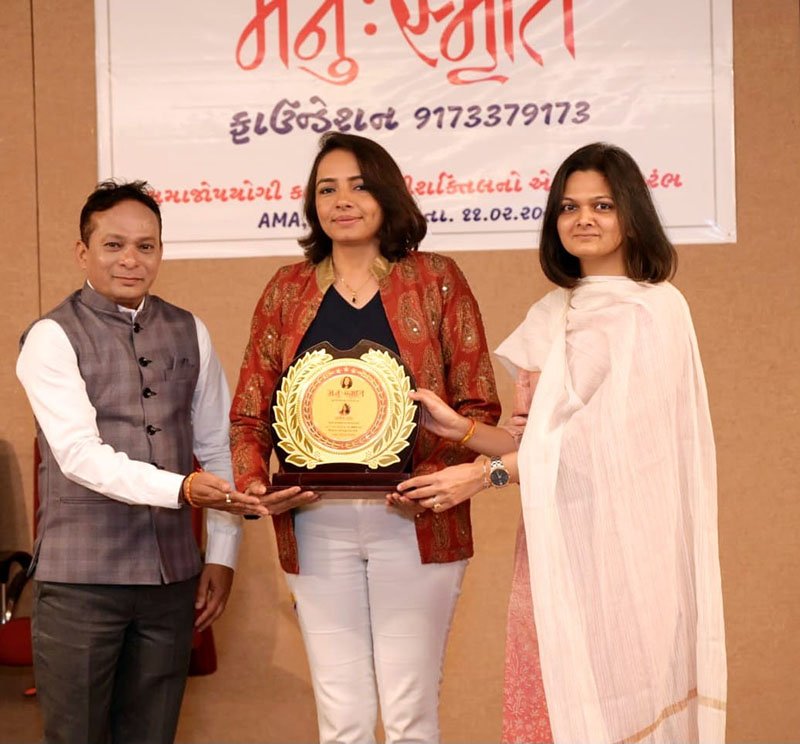 પત્નીની પુણ્યતિથીએ પતિએ સમાજ માટે કાર્યરત સ્ત્રીઓને એવોર્ડ આપી બિરદાવી