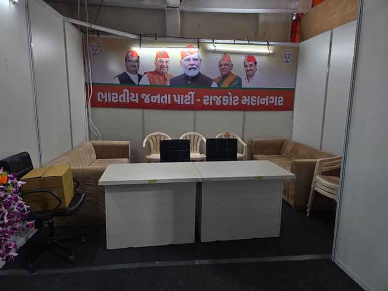 રાજકોટ લોકસભા–૧૦ ચૂંટણી મઘ્યસ્થ કાર્યાલયની વ્યવસ્થા જોઈ ભાજપ નેતાઓએ વ્યવસ્થા માટે લોકસભા મઘ્યસ્થ કાર્યાલયના ઈન્ચાર્જ સહઈન્ચાર્જને બિરદાવ્યા.