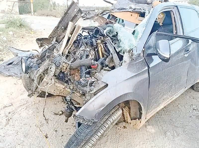 પૂરઝડપે જતી કાર ટ્રકની પાછળ ધુસી ગઇ, 3 યુવાનો બન્યા કાળનો કોળિયો