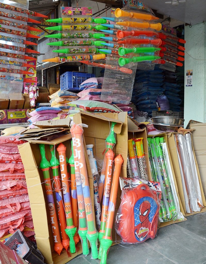 બજારમાં હોળી-ધૂળેટી પર્વની પૂર્વ તૈયારી