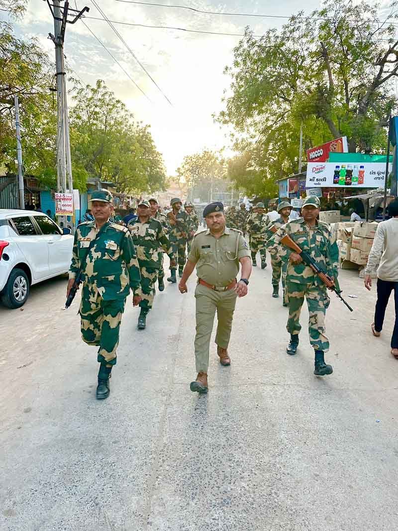 મોઢેરા પોલીસ દ્વારા સી.આઈ.એસ.એફના જવાનોને સાથે રાખીને ફૂટપેટ્રોલિંગ યોજ્યું.