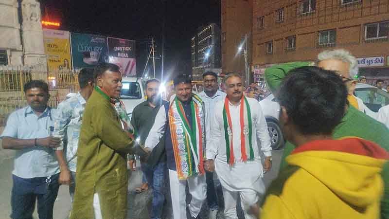 પાટણ લોકસભા બેઠક પર કોંગ્રેસના ચંદનજી ઠાકોરની સત્તાવાર જાહેરાત કરાતાં બગવાડા દરવાજા પર આતશબાજી કરાઈ.