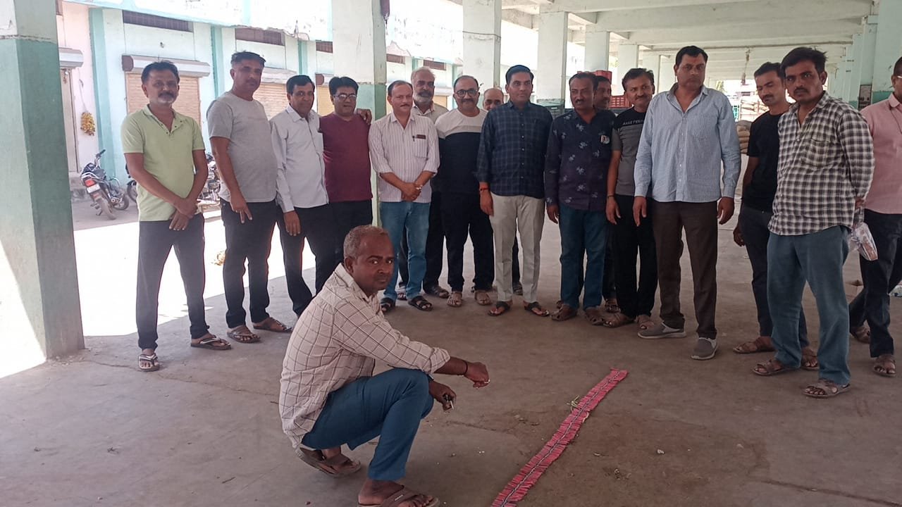 ભરત સુતરીયાની અમરેલી લોકસભા સંસદ તરીકે પસંદગી થતાં માર્કેટિંગ યાર્ડ ખાતે ફટાકડા ફોડી કરાઇ ઉજવણી