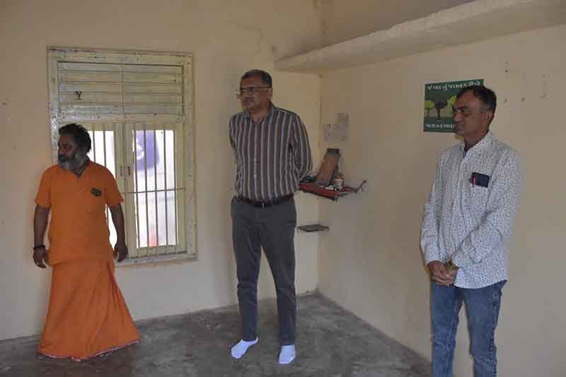 દેશના એકમાત્ર મતદાર ધરાવતા મત કેન્દ્ર એવા ગીરગઢડાના બાણેજની જિલ્લા કલેકટરએ મુલાકાત લઈ નિરીક્ષણ કર્યુ
