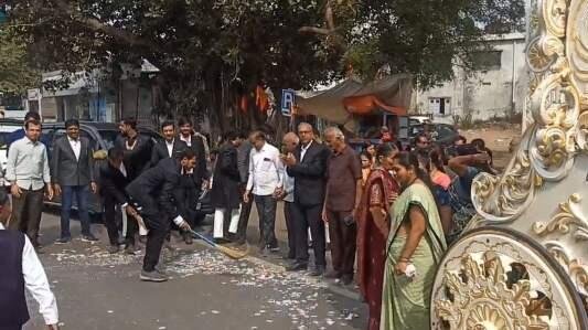 દંડનીય કાર્યવાહીથી લોકો જાગૃત, જાનૈયાઓએ ફટાકડા ફોડ્યા બાદ કરી સફાઈ