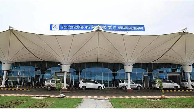 હીરાસરમાં હવે પાર્કિંગ ચાર્જના નામે લૂંટ : કલેકટરને ફરિયાદ