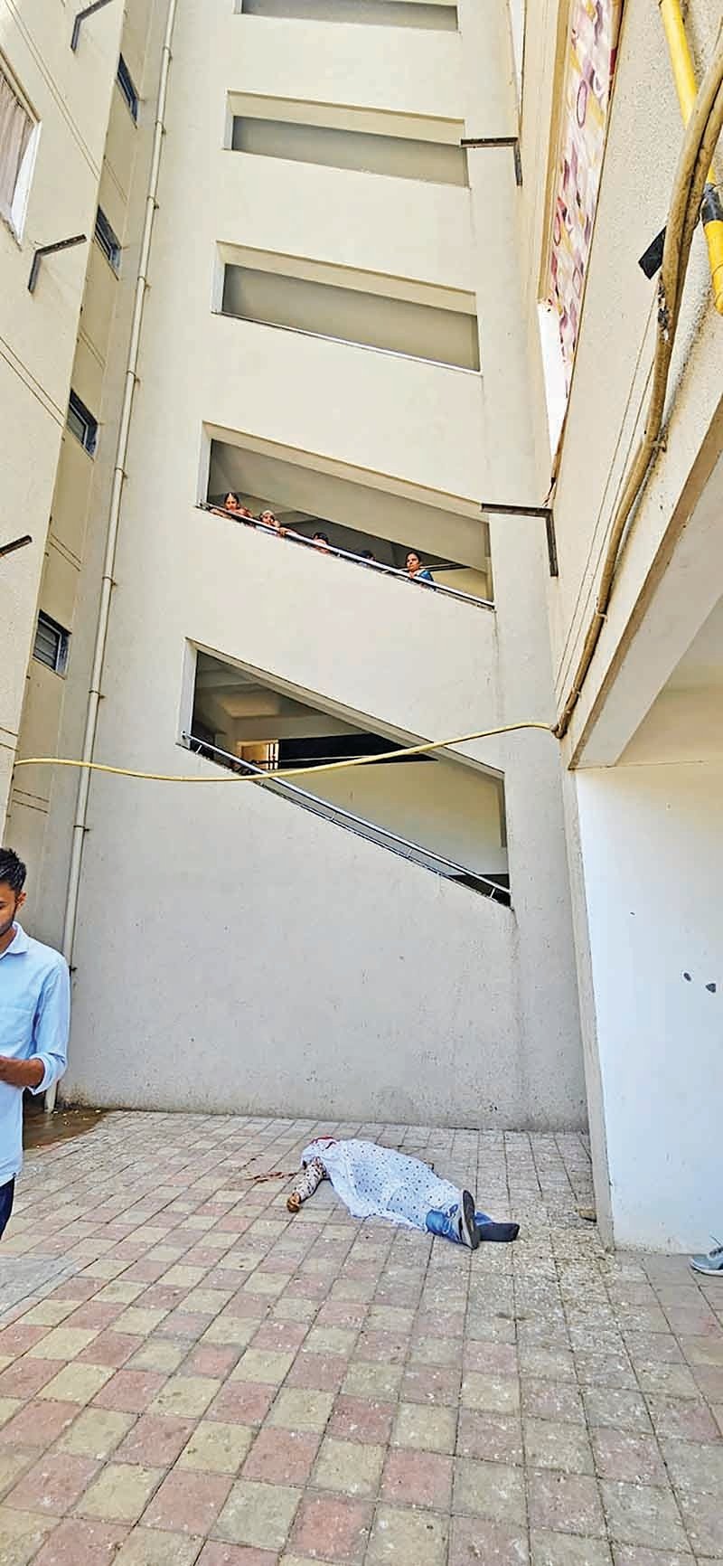 રાજકોટ તાલુકા પોલીસ મથકના કોન્સ્ટેબલનું ૧૦માં માળેથી રહસ્યમય રીતે પડી જતા મોત