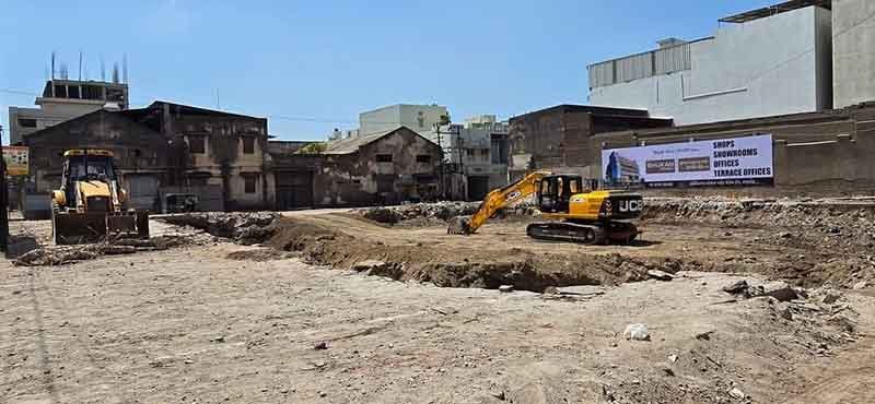 ભકિતનગર સ્ટેશન પ્લોટમાં મોતની રાહ જોતો ડાયનાસોર જેવડો ખાડો