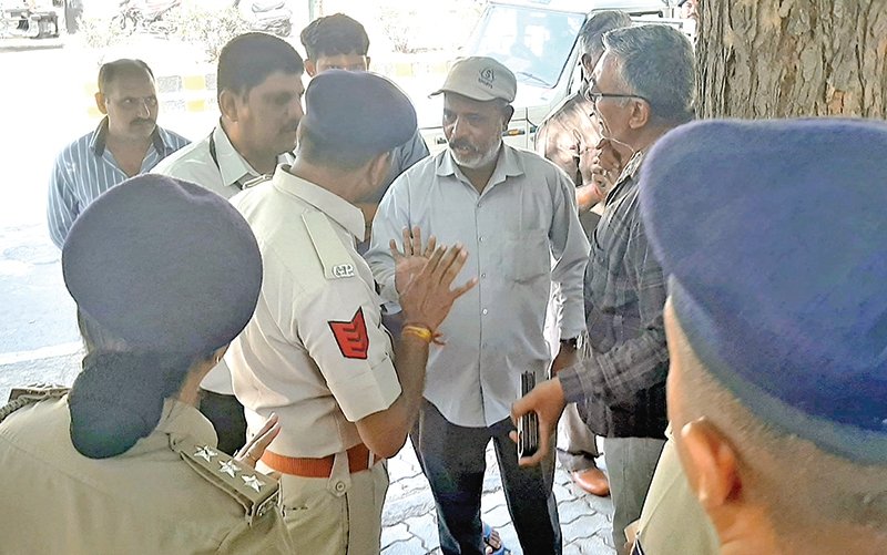 રેલનગરમાં ભાજપ-કોંગ્રેસના કાર્યકરો વચ્ચે તણખા ઝર્યા