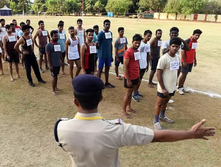 બેરોજગારીનું વરવું ચિત્ર: પોલીસમાં જગ્યા 12000, અરજી આવી અધધધ…15 લાખ