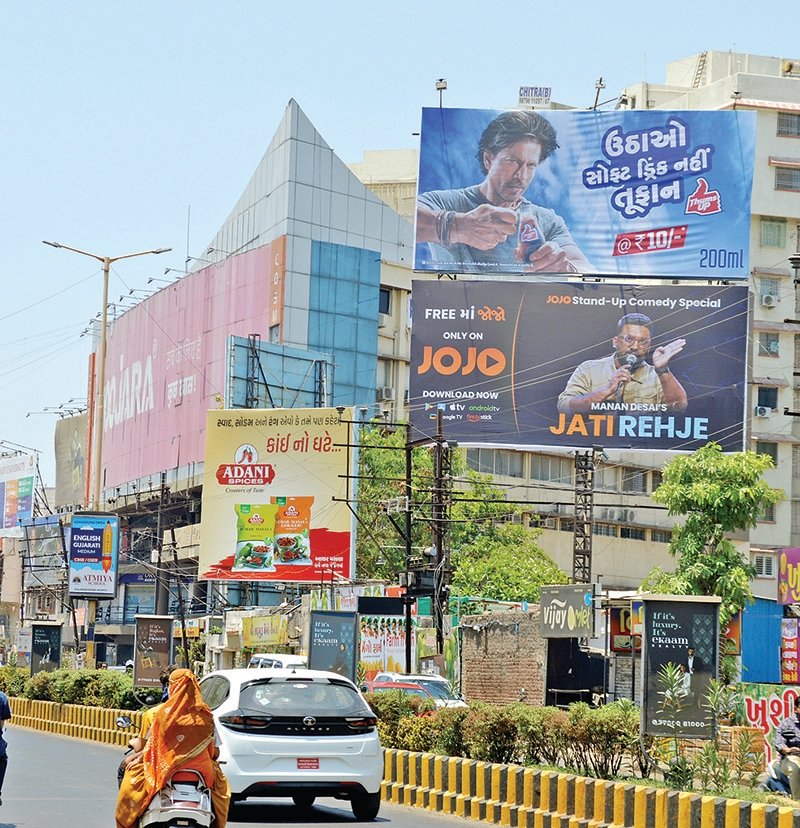 રાજકોટમાં મુખ્ય ચોકમાં હોર્ડિગ્સ રૂપે ઝળુંબતું જોખમ