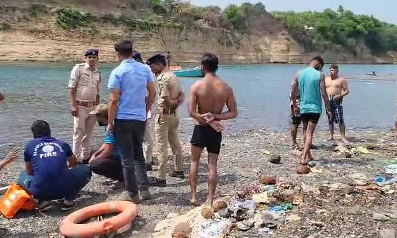 પોઇચા નર્મદા નદીમાંથી કિશોરનો મૃતદેહ મળ્યો :  ડૂબી ગયેલા છની શોધખોળ