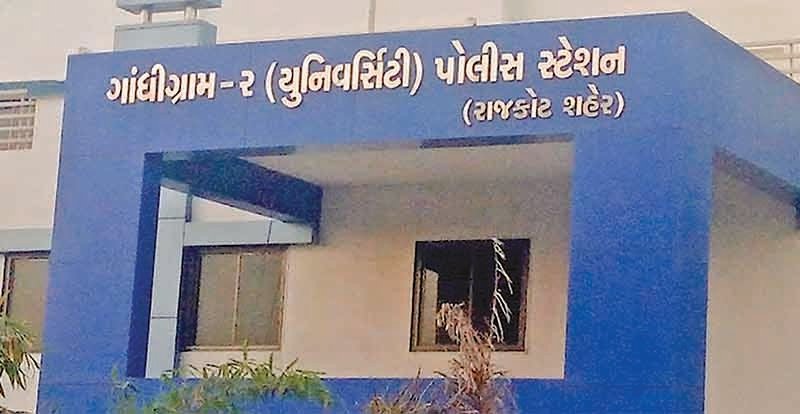 પ્રેમી પંખીડાએ પોલીસ સ્ટેશનના સુવિધા કેન્દ્રમાં બ્લેડના છરકા મારતા યુવતીનું મોત : યુવક ગંભીર