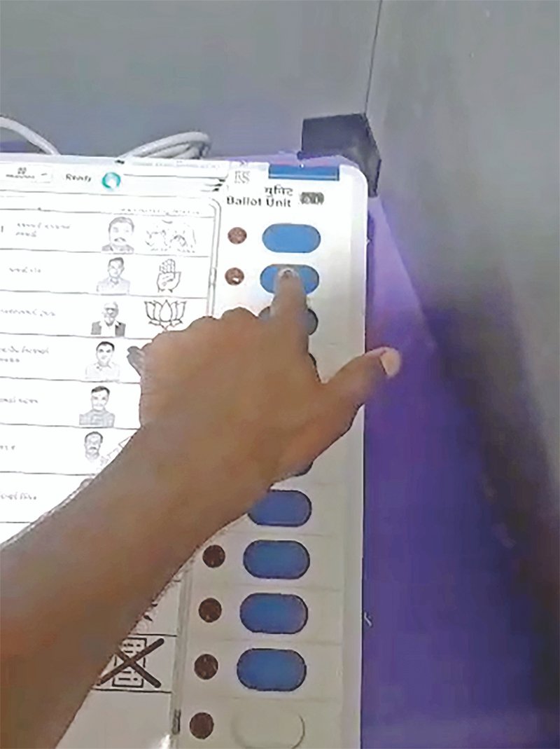 ભાજપ – કોંગ્રેસને મત આપતા વીડિયો વાયરલ