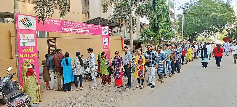 રાજકોટમાં ૮ લાખથી વધુ મતદારો બુથ પર ડોકાયા જ નહી : તંત્રની મહેનત તાપમાં ઓગળી
