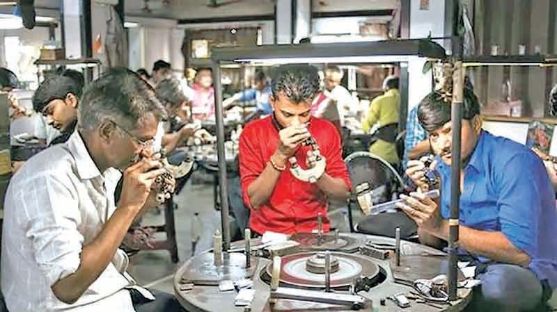 સૌરાષ્ટ્રનો હીરા ઉદ્યોગ મંદીમાં,  ૨ લાખ રત્ન કલાકરો પર બેરોજગારીનું સંકટ