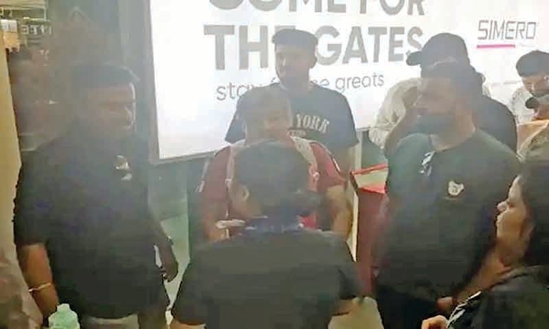 ભારે પવનથી રાજકોટ-મુંબઈની ફ્લાઇટ રદ થતા મુસાફરોનો હોબાળો