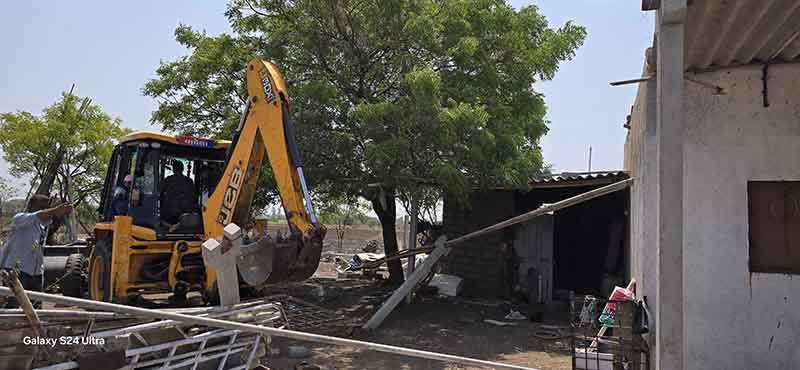 લોધીકાના રાવકીમાં દબાણ યુકત ૧૫ કરોડની સરકારી જમીન ખુલ્લી કરાઇ