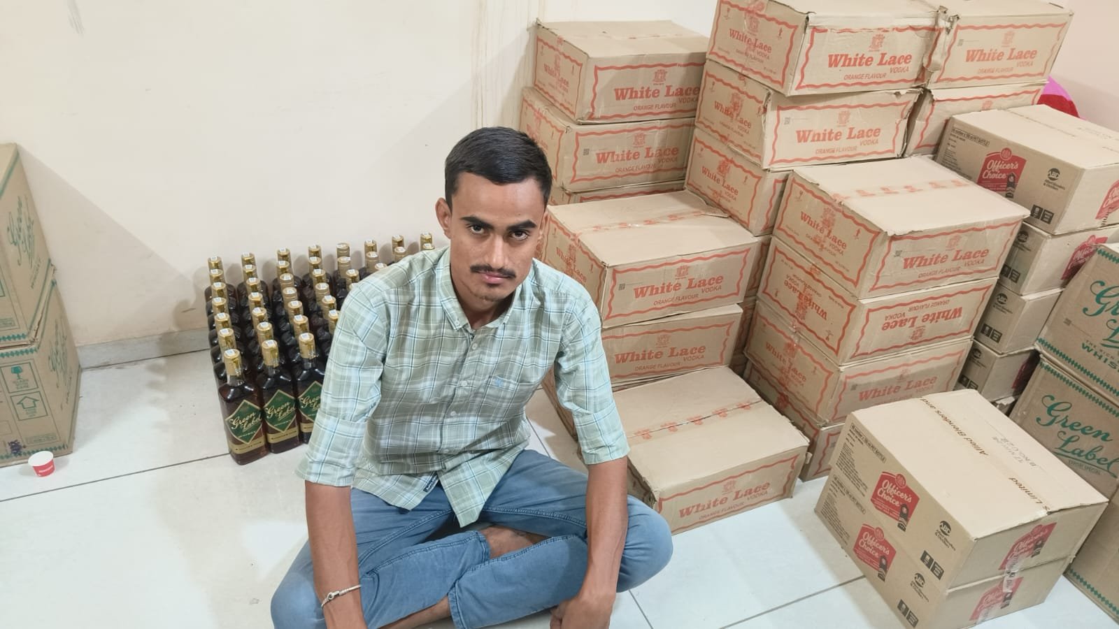 મોરબી-માળીયા હાઇવે ઉપરથી I-20 કારમાંથી રૂપિયા ૨.૧૧ લાખના વિદેશી દારૂના જથ્થા સાથે એક ઝડપાયો