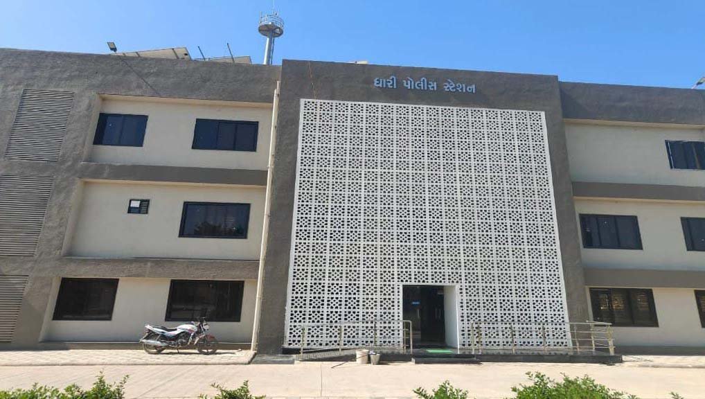 ધારી પોલીસ દ્વારા બીનજરૂરી હોમ ગાર્ડના પોઇન્ટ ઉભા કરી સરકારના પૈસાનું પાણી કરી રહ્યા છે