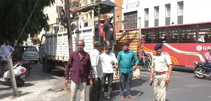 યાજ્ઞિક રોડ પર દબાણ હટાવતા મનપા કર્મચારી અને ધંધાર્થીઓ વચ્ચે ઘર્ષણ