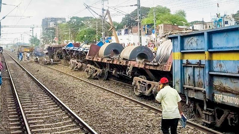 પાલઘર પાસે માલગાડીના ડબ્બા ખડી પડતાં ત્રણ ટ્રેનનું શેડયુલ ખોરવાયું