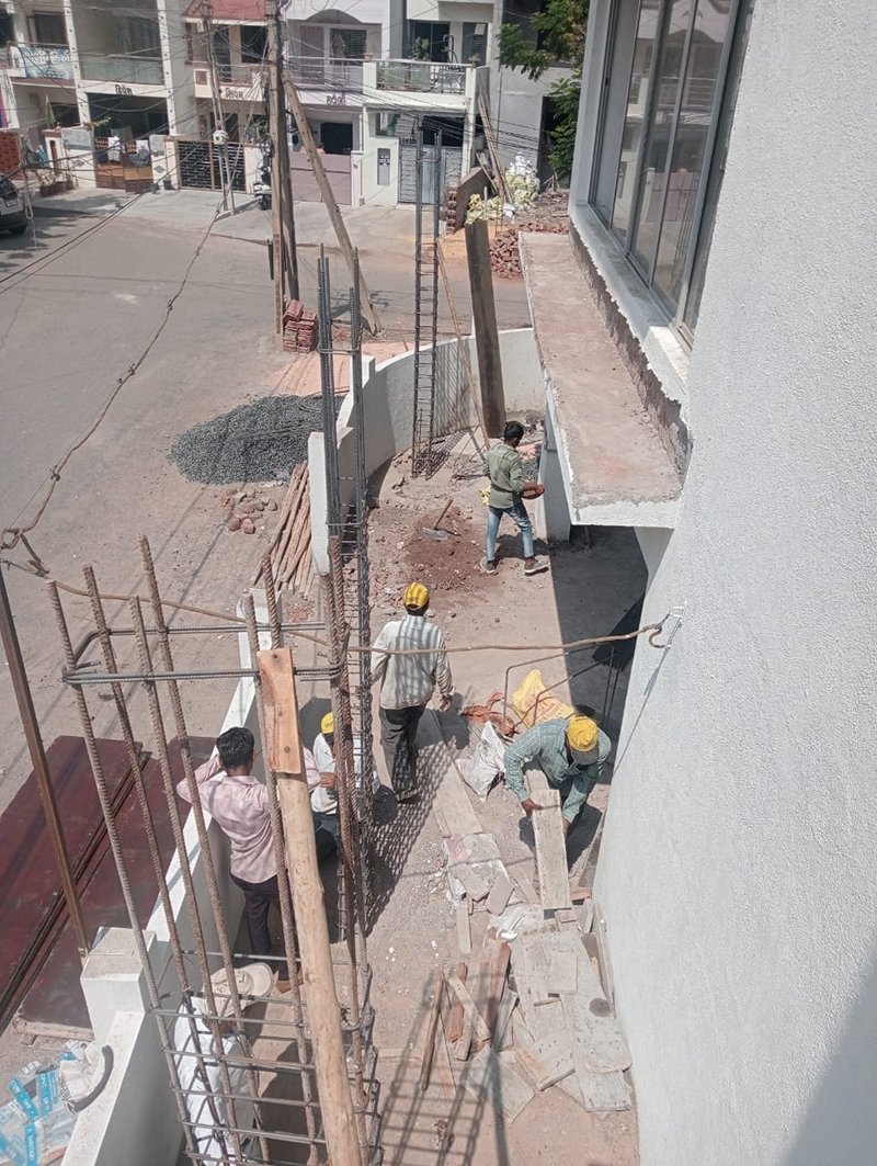 ગિરિરાજ હોસ્પિટલ પાછળની શેરીમાં ગેરકાયદે ખડકાતું 6 માળનું બાંધકામ