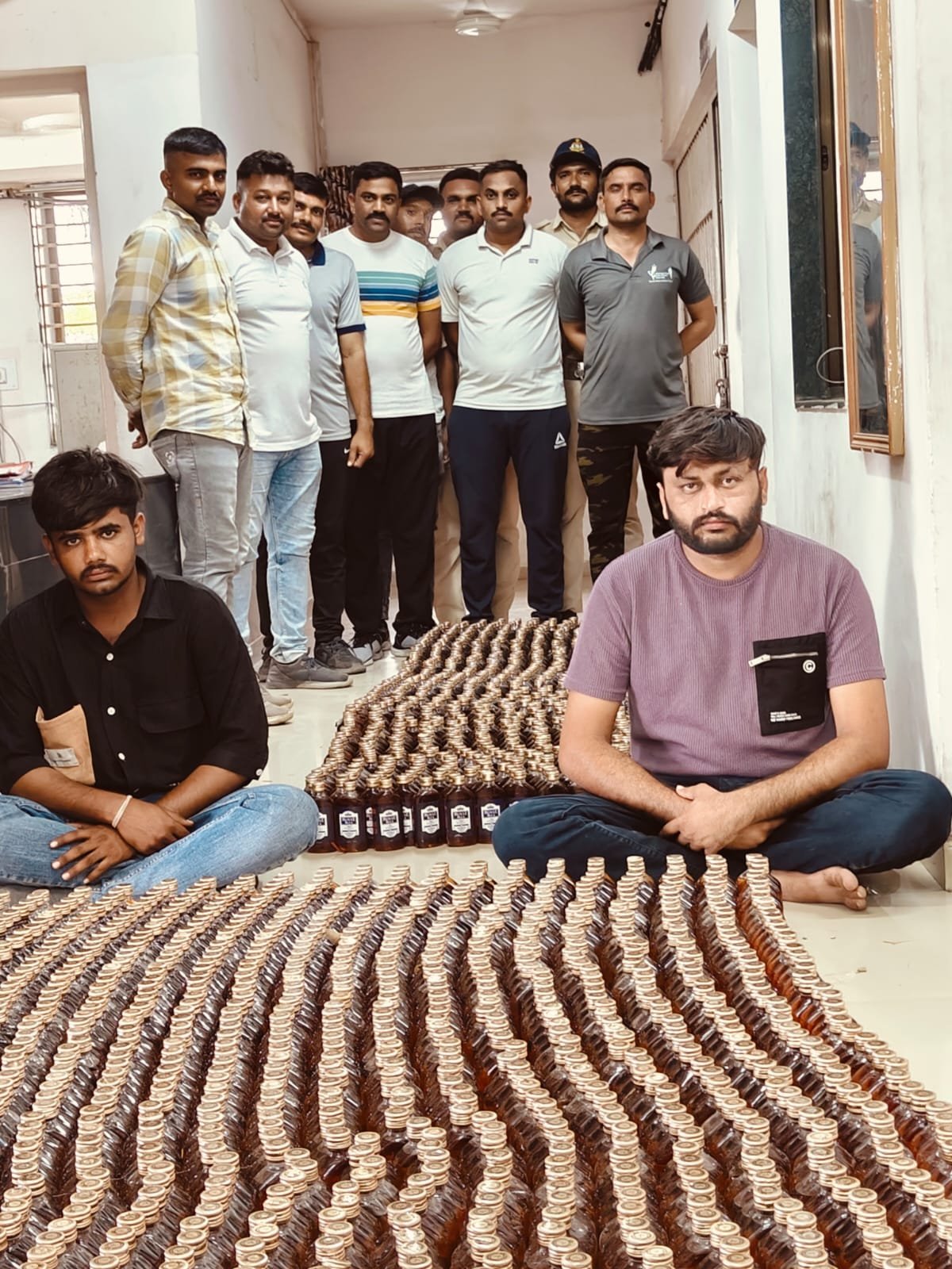 અમરેલી : નાગેશ્રી પોલીસે નાઇટ પેટ્રોલીંગ દરમિયાન વિદેશી દારૂની હેરાફેરી કરતા બે ઇસમનો ૩૧૦૦ બોટલ સાથે ઝડપી પાડી કાર્યવાહી હાથ ધરી…..