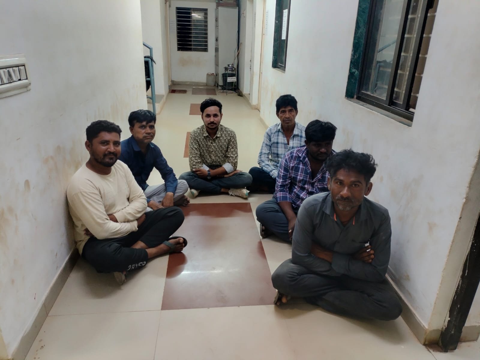 હળવદના જુના દેવળીયા ગામે સ્ટ્રીટ લાઈટના અજવાળે જુગાર રમતા છ જુગારી ઝબ્બે