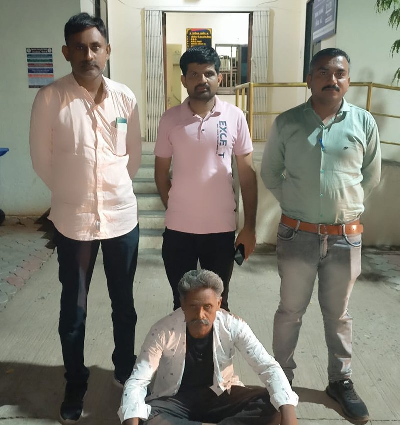 મોરબી પેરોલ ફર્લો સ્ક્વોડે છેલ્લા ૨૬ વર્ષથી લૂંટના ગુનામાં ફરાર ઈનામી આરોપીને જામનગરથી દબોચ્યો