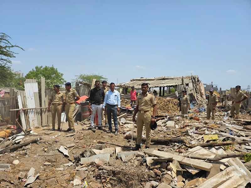 વાવડીમા સરકારી જમીન ઉપર બંધાયેલ કાચા મકાન,વડાનું ગેર દબાણ દુર કરવામાં આવ્યું