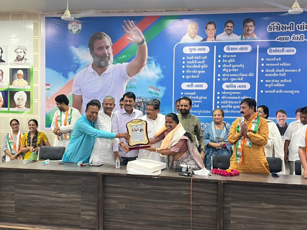 ગુજરાત પ્રદેશ કોંગ્રેસ સમિતિ દ્વારા સાંસદ ગેનીબેન ઠાકોરનું બહુમાન કરાયું