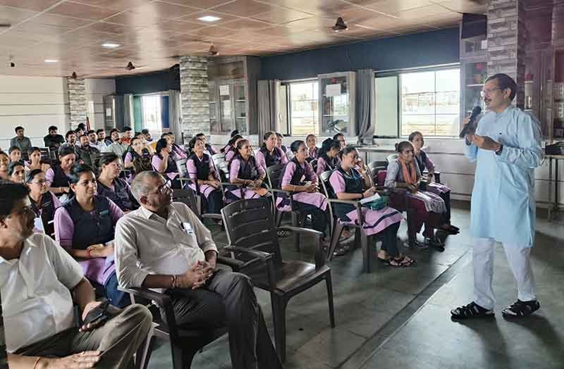 માતૃભૂમિ વિદ્યાલય ડિંડોલી, સુરતમાં શિક્ષકો માટે ‘ગુજરાતી-અંગ્રેજીનો તુલનાત્મક અભ્યાસ’ વિશે પરિસંવાદ યોજાયો