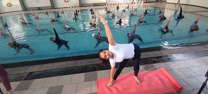 રાજકોટની બહેનોએ પાણીમાં કર્યા યોગ