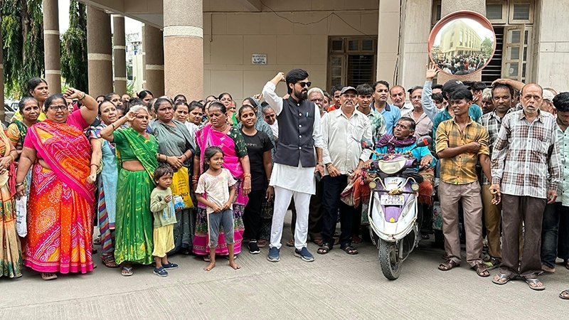 લક્ષ્મીનગર આવાસના રહેવાસીઓના મનપા કચેરીમાં ધામા, આત્મવિલોપન કરવાની ચીમકી