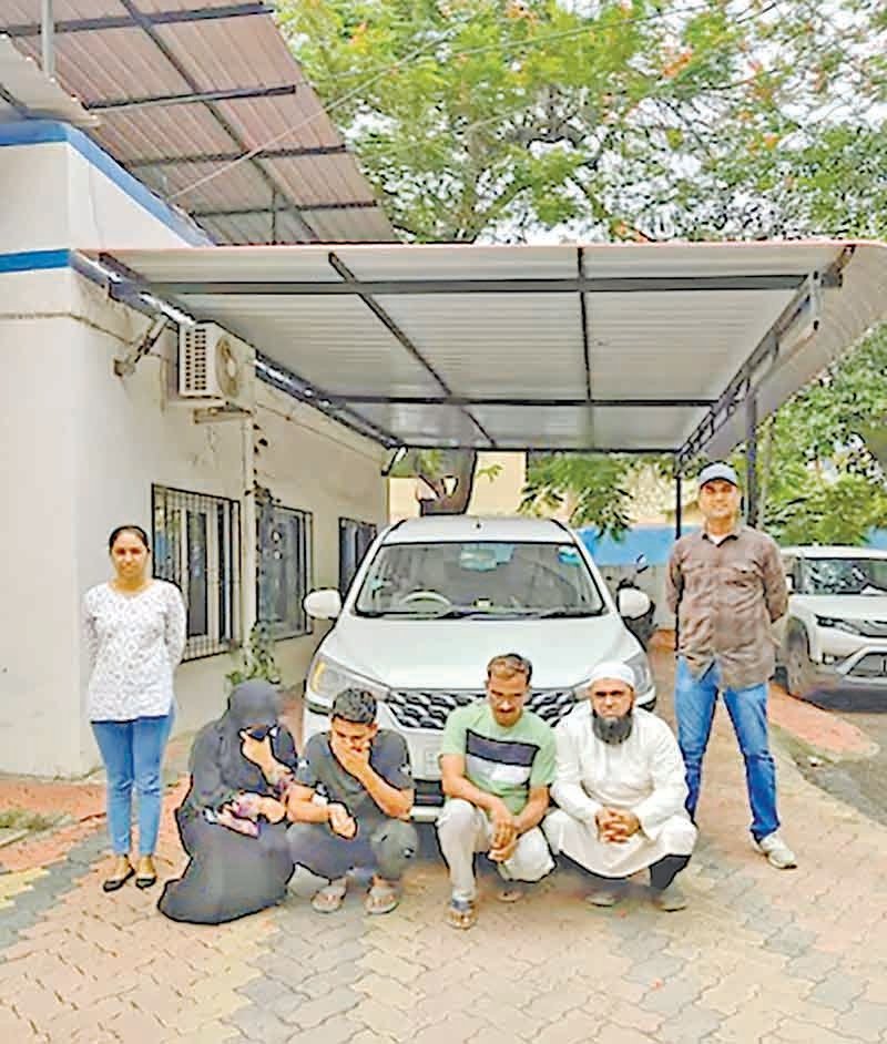 ગોલ્ડ સ્મગ્લિંગ રેકેટનો પર્દાફાશ : મૌલવી, દંપતિ સહિત ચાર ઝડપાયા