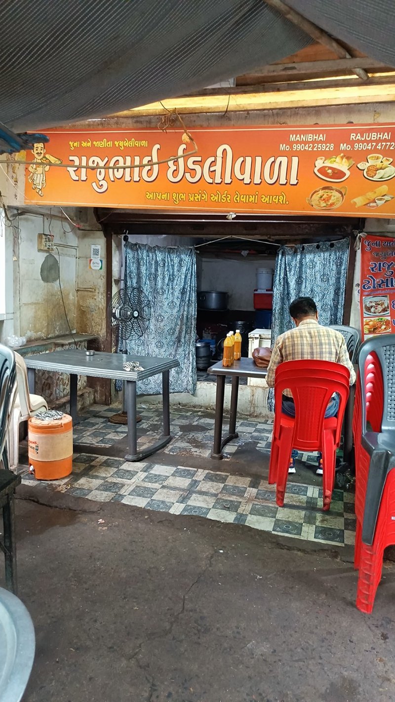 જ્યુબિલી પાસે પાર્કિંગમાં ચાલતા રાજુ ઢોસાવાળા અને રાજુ ઇડલીવાળાને ત્યા પિરસાય છે બીમારી