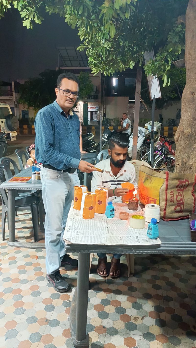 દૂધની ડેરી, મોરબી રોડ પર ગિરીરાજ રેસ્ટો સરદારનગર રોડ પર બાલાજી ઘુઘરામાં દરોડાં
