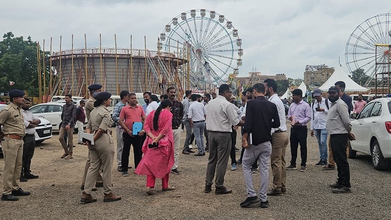 લોકમેળામાં ડિઝાસ્ટરના ચેકીંગમાં લાકડાના ડટ્ટા પર ખડકાતી રાઇડઝ મામલે ઉડાવ જવાબ