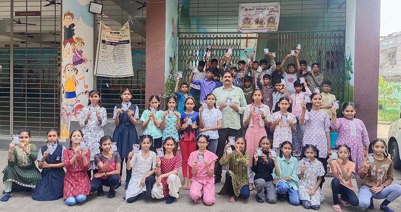 શિક્ષક દ્વારા વિદ્યાર્થીઓને ‘સાચી જોડણી લાગે વહાલી’ પુસ્તિકાનું નિ:શુલ્ક વિતરણ કરાયું