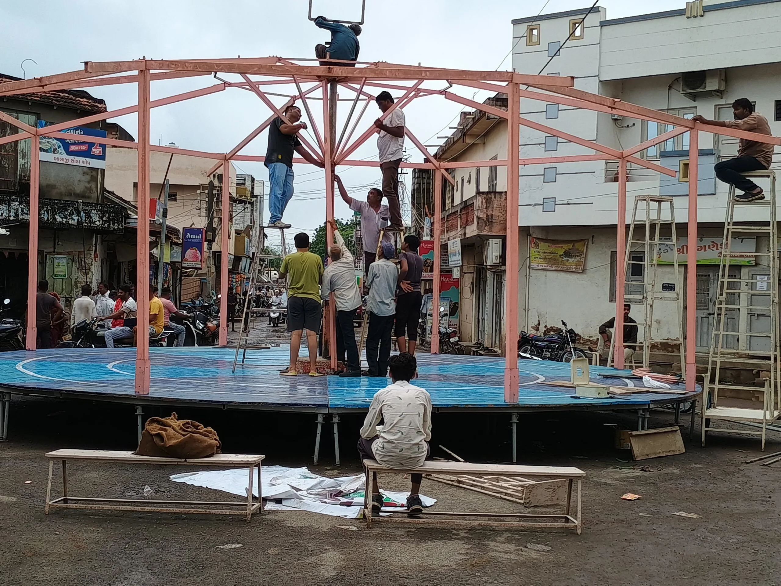 મોટી પાનેલીમાં વરસાદ વચ્ચે જય અંબે ગરબીના કાર્યકરો દ્વારા ગરબી મંડપ ગોઠવાનું શરૂ