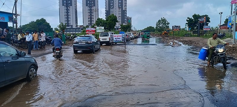 વગડ ચોકડીએ નપાણીયા તંત્રથી ત્રાસી કર્યો ચક્કાજામ